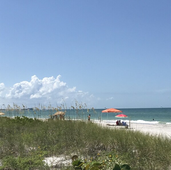 Beach nearby, sun-loungers - Beachy Blue,2 Htd Pools, Steps to Beach, WiFi, Gym, Piers, Park,Johns Pass Shops (Madeira Beach)