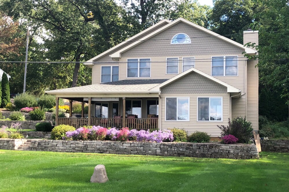 HUGE LAKEFRONT HOME ON ALL SPORTS LAKE