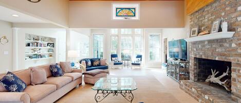 Televisión, reproductor de DVD, libros