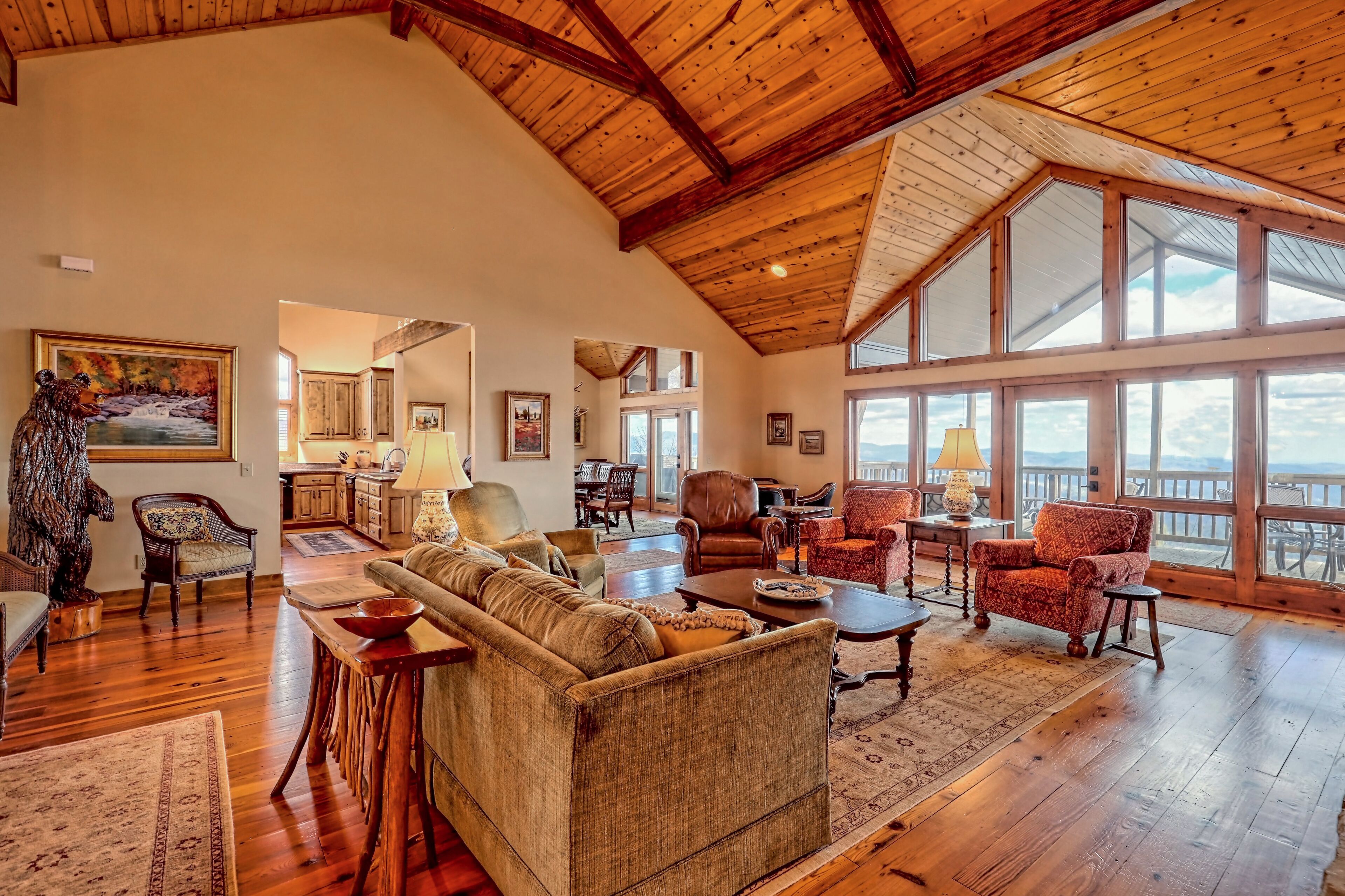 LONG RANGE 180 DEGREE VIEW MOUNTAIN RETREAT, DOG FRIENDLY