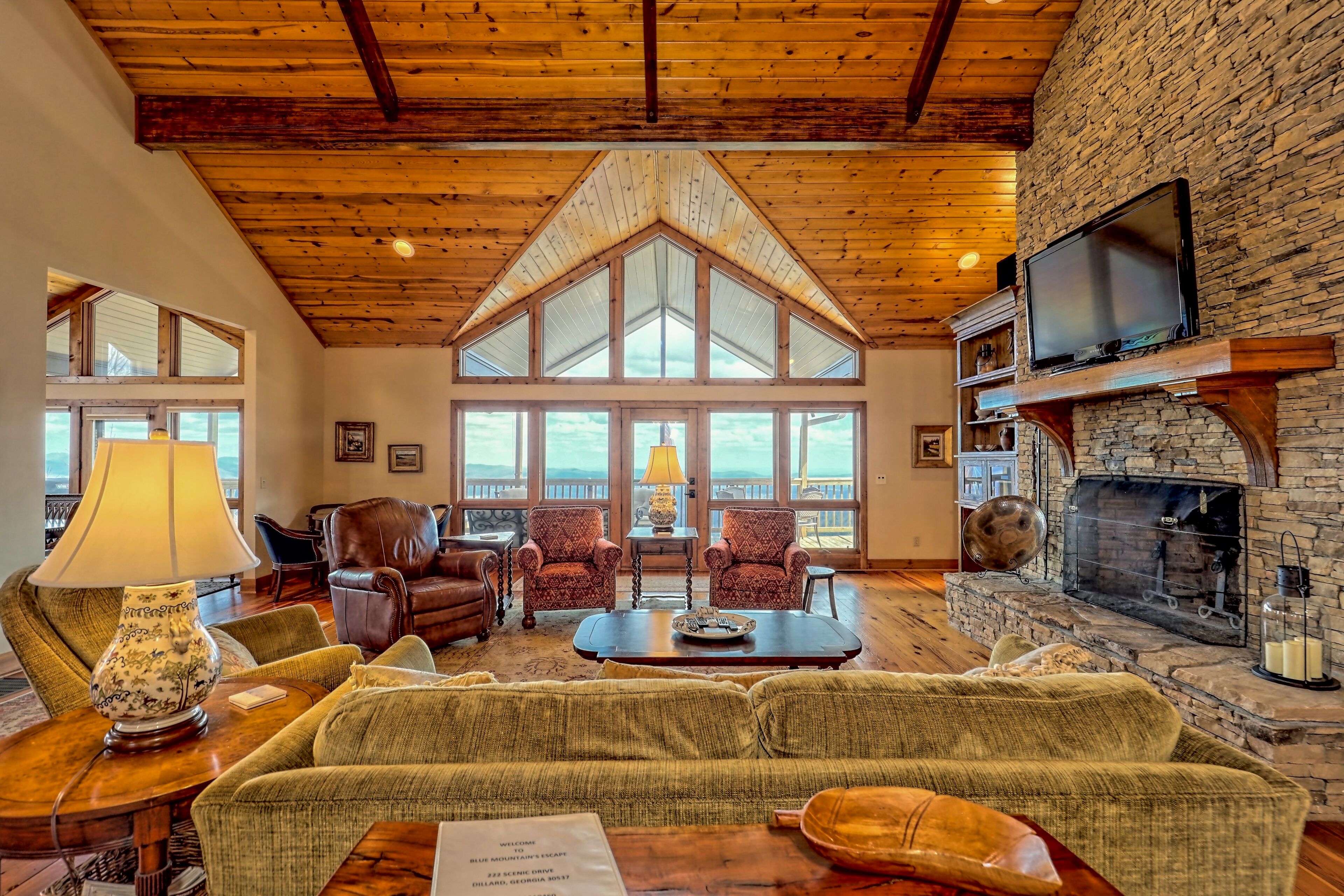 LONG RANGE 180 DEGREE VIEW MOUNTAIN RETREAT, DOG FRIENDLY
