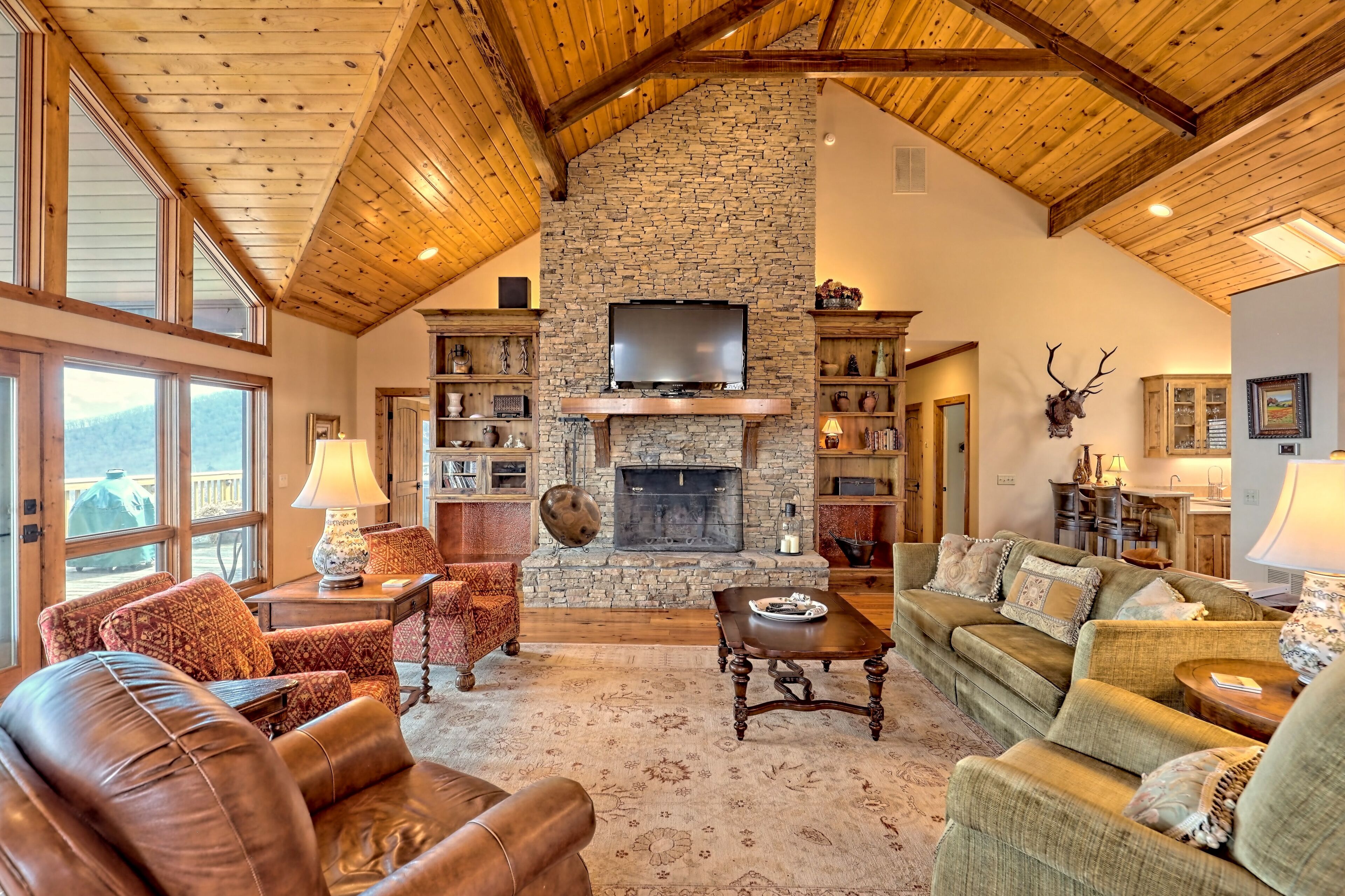 LONG RANGE 180 DEGREE VIEW MOUNTAIN RETREAT, DOG FRIENDLY