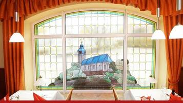 Makan malam dihidangkan, masakan Jerman