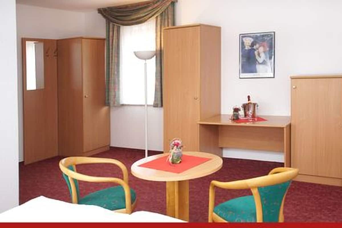 Apartment | 2 bedrooms, blackout curtains, free WiFi, bed sheets
