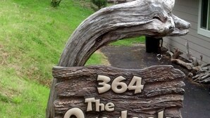 Een houten bord met het nummer 364 en de tekst 'The Overlook' erin gegraveerd.