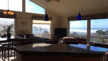 Una Smart TV, un reproductor de DVD, un futbolín