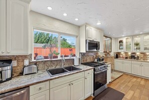 ثلاجة، ميكروويف، فرن، غسالة أطباق