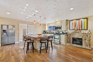 Kjøleskap, mikrobølgeovn, ovn og oppvaskmaskin