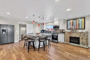 Kjøleskap, mikrobølgeovn, ovn og oppvaskmaskin