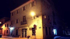 Un edificio con un restaurante llamado "Rimavidi" de noche.