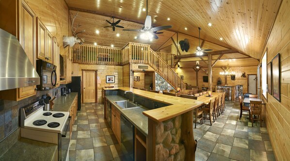 Fridge, microwave, oven, stovetop - Gather Your Group at the Bunkhouse! (Port Washington)