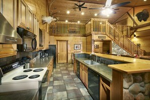 Fridge, microwave, oven, stovetop - Gather Your Group at the Bunkhouse! (Port Washington)