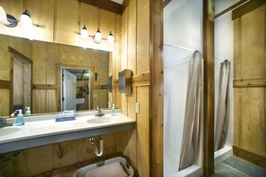 Shower, hair dryer, towels, toilet paper - Gather Your Group at the Bunkhouse! (Port Washington)