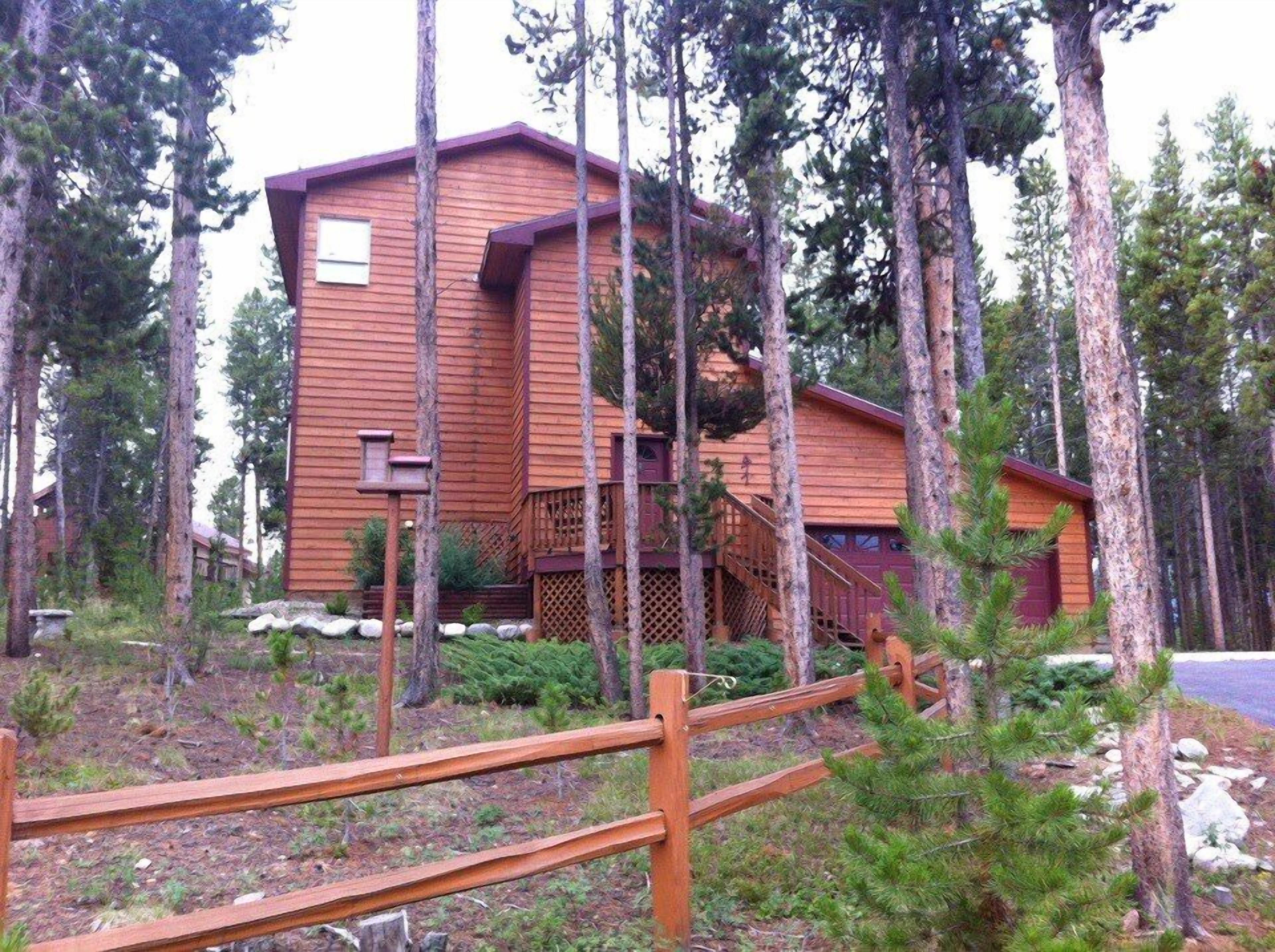 view of front of home in the summer time 