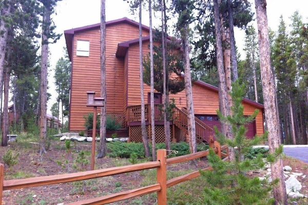 view of front of home in the summer time