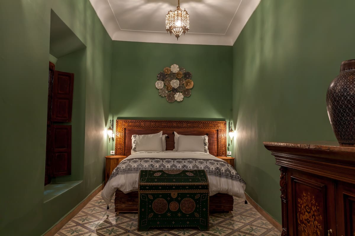 Quadrupla Deluxe, 1 letto king (Nour) | Una scrivania, tende oscuranti, ferro/asse da stiro, Wi-Fi gratuito
