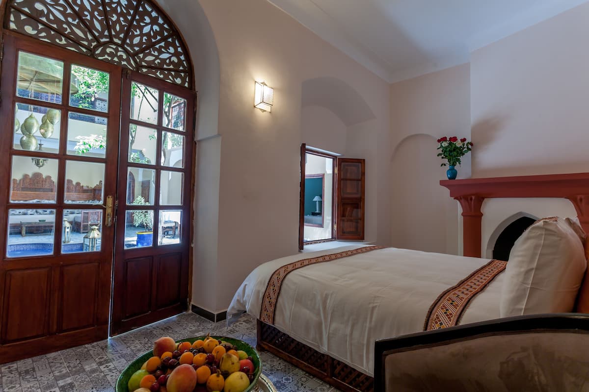 Doppia Romantica, 1 letto king (Soumaya) | Una scrivania, tende oscuranti, ferro/asse da stiro, Wi-Fi gratuito