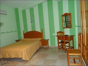 A room with a bed, a chair, and a desk. - Hostal Vadillo (Losar de la Vera)