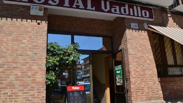 Un edificio de ladrillo con un letrero que dice 'POSTAL Vadillo'.