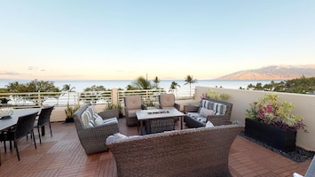 Unsurpassed 180 degree views from our private rooftop lanai!