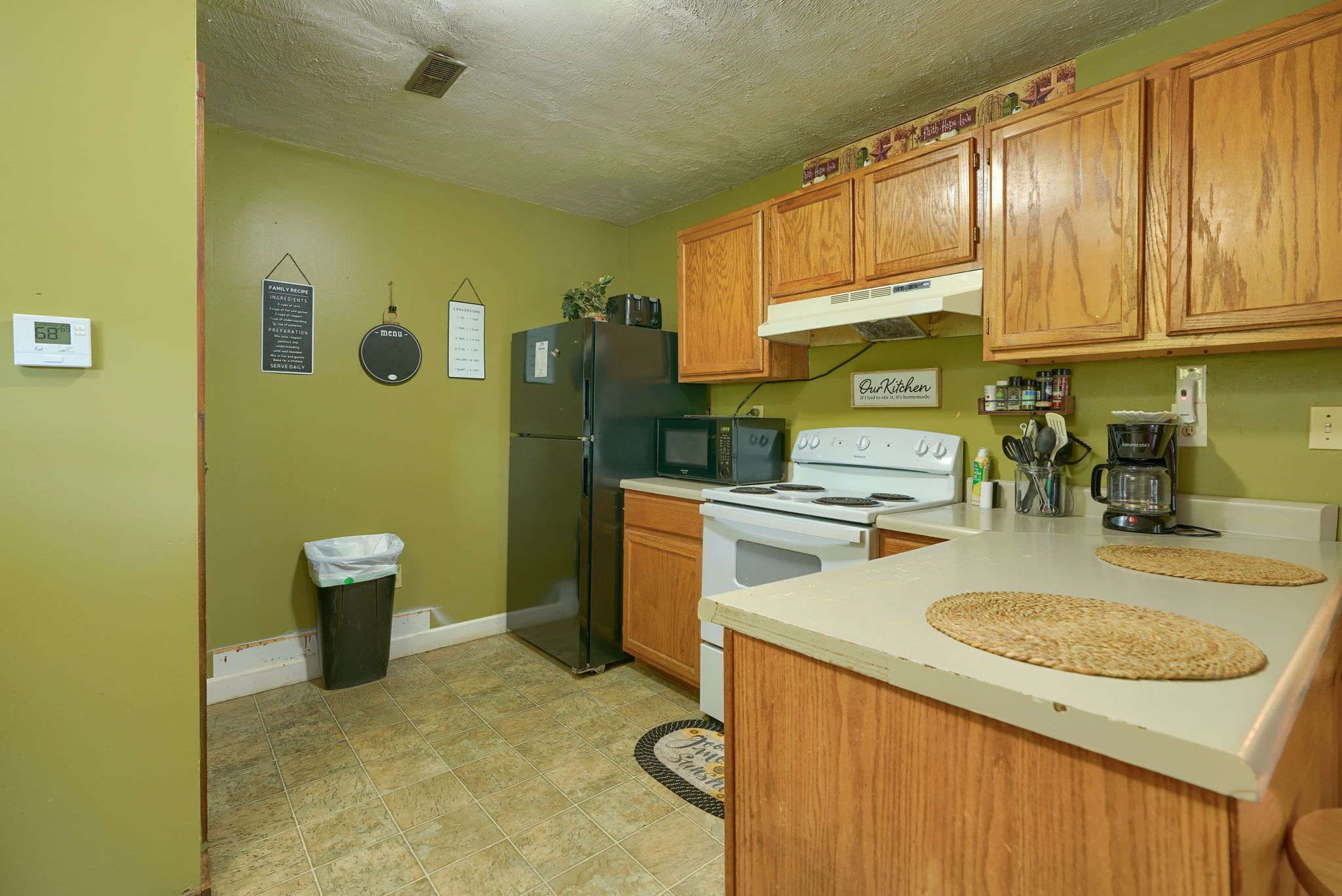 Coffee/tea maker, fridge, microwave, oven