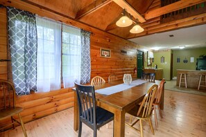 Dining - Blue Rose Cabins - Rosewood Cabin (Logan)