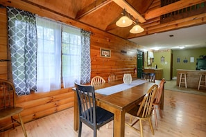Dining - Blue Rose Cabins - Rosewood Cabin (Logan)