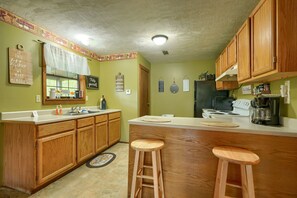 Wasserkocher mit Kaffee-/Teezubehör, Kühlschrank, Mikrowelle, Ofen