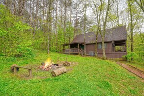 Property grounds - Blue Rose Cabins - Rosewood Cabin (Logan)