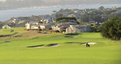 Spacious 5-bedrm home:Ocean Views,hot tub,BBQ,pool & ping pong tables, fast wifi