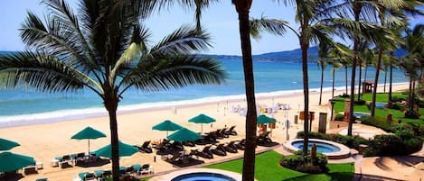 På stranden och strandhanddukar