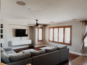 Smart TV, fireplace, DVD player, ping pong