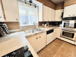 Fridge, microwave, oven, stovetop - Fun, Relaxing, Family Friendly on Sunnypoint! (Port Angeles)