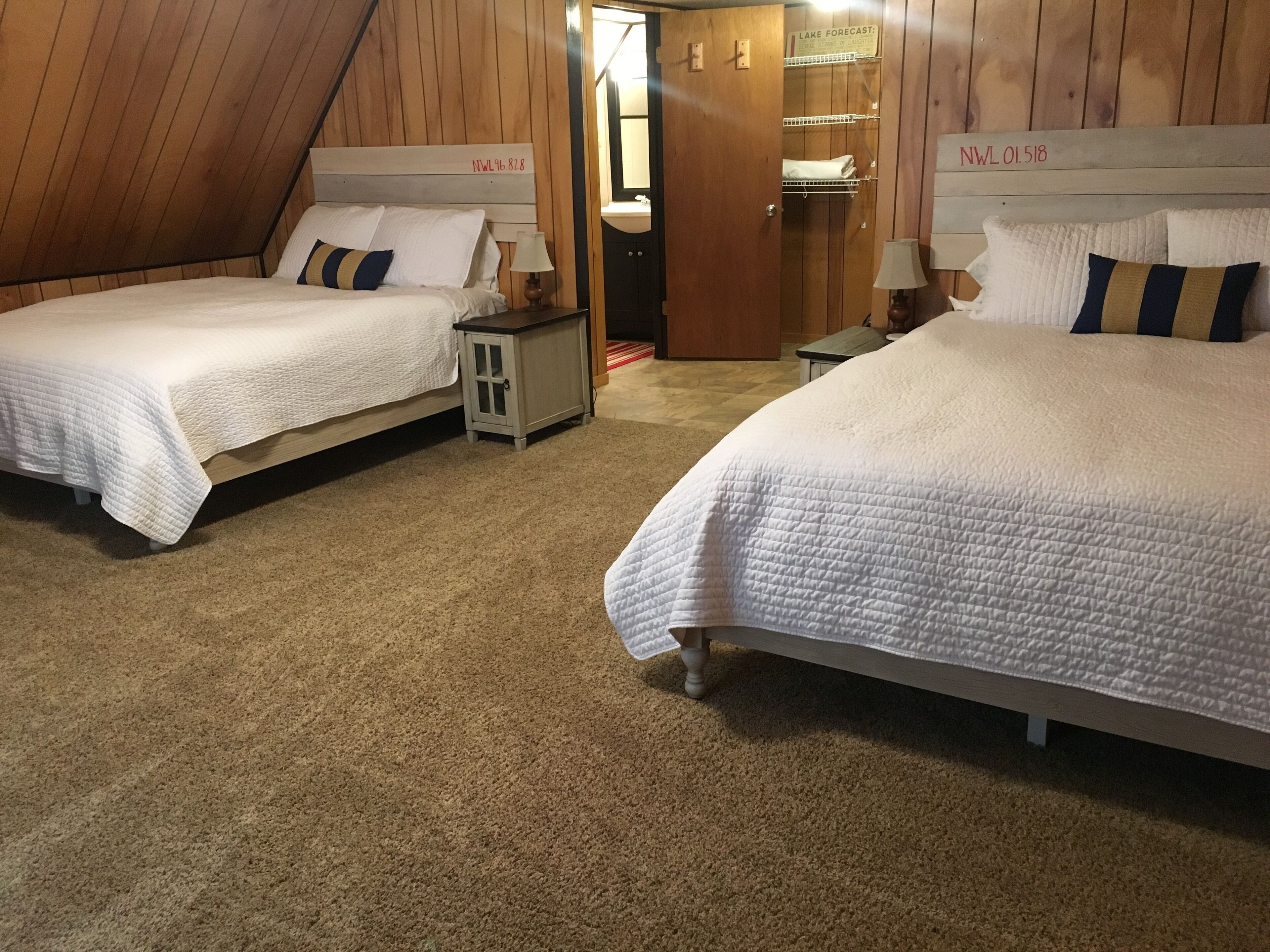 2 habitaciones, escritorio y tabla de planchar con plancha 