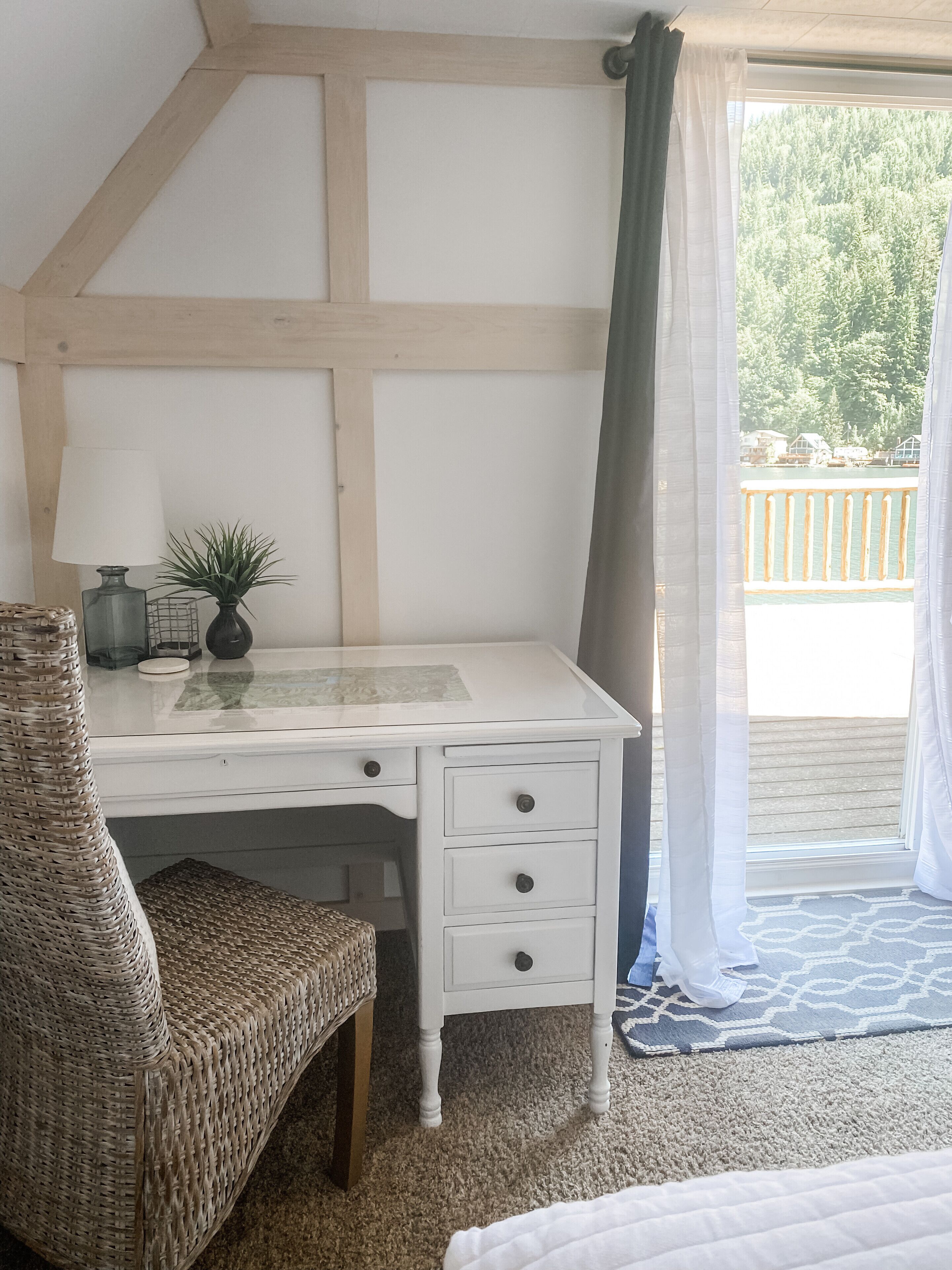 2 chambres, bureau, fer et planche à repasser, lit parapluie