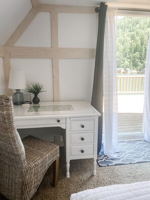 2 soverom, skrivebord, strykejern/-brett og reiseseng for barn