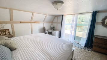 2 habitaciones, escritorio y tabla de planchar con plancha