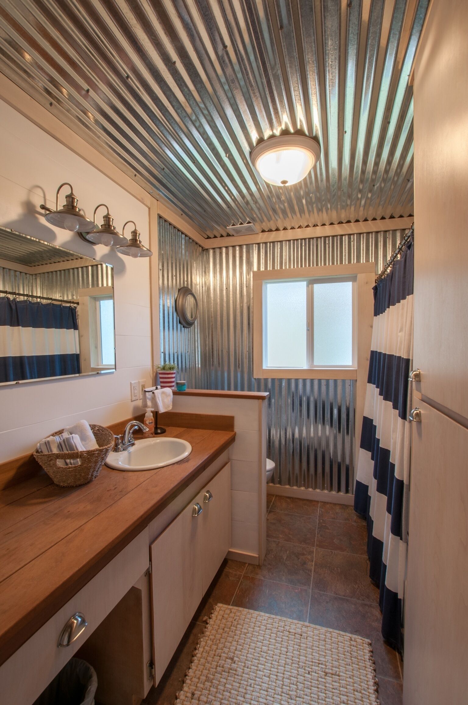 Ensemble baignoire-douche, séchoir à cheveux, serviettes fournies, savon