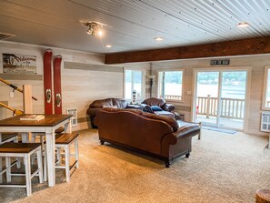 Smart-TV, peis, DVD-spiller og bøker