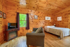 1 bedroom, bed sheets - Blue Rose Cabins - Treetops Cabin (Logan)