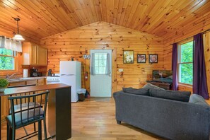 Ein Ferienhaus-Innenraum mit Küche, Essbereich und Wohnzimmer.