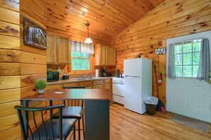 Coffee/tea maker, fridge, microwave, oven - Blue Rose Cabins - Treetops Cabin (Logan)