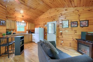 DVD player - Blue Rose Cabins - Treetops Cabin (Logan)