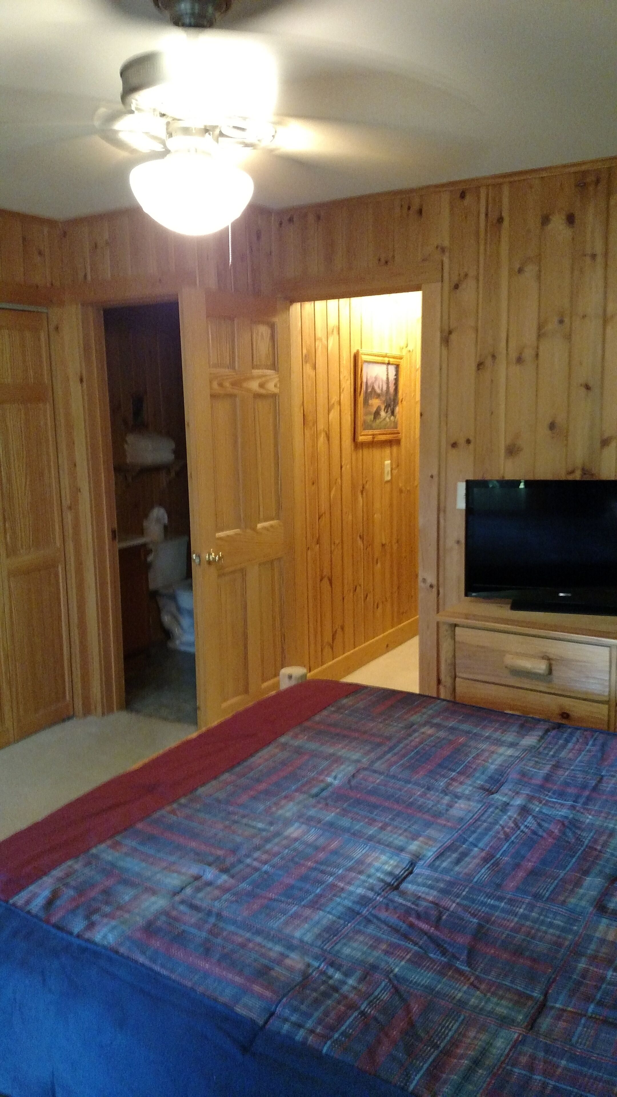 In Town Just Off Main St, Free WiFi,Hot Tub,fireplace, Walk To Everything!