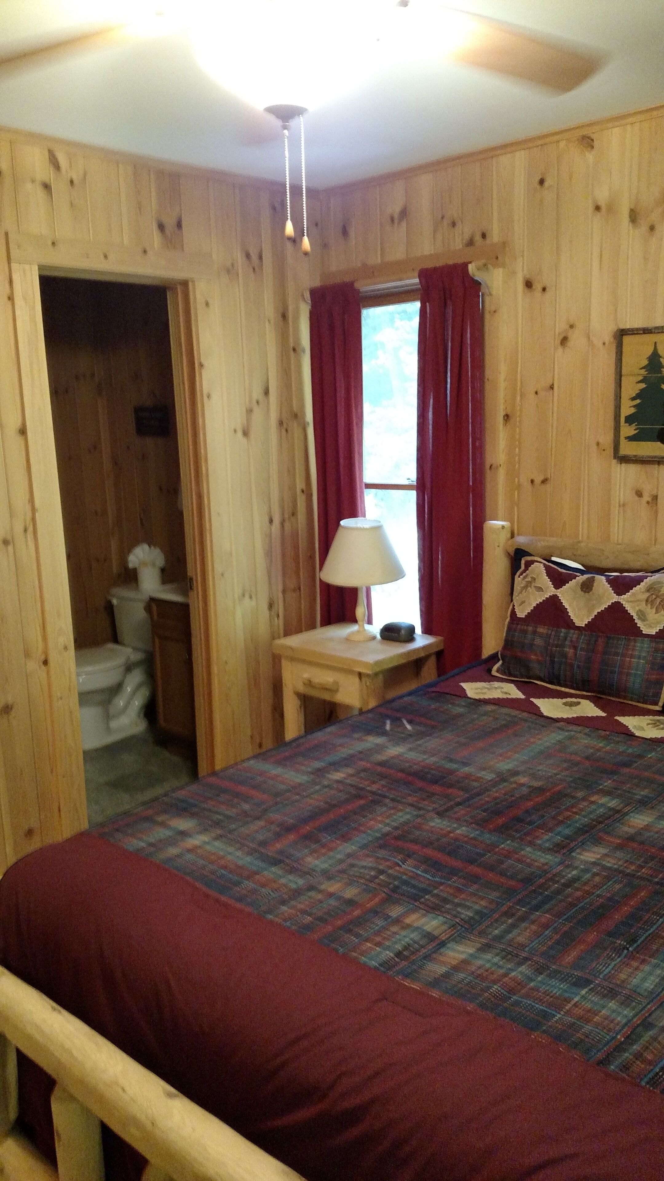 In Town Just Off Main St, Free WiFi,Hot Tub,fireplace, Walk To Everything!