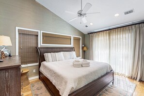 6 bedrooms, iron/ironing board, WiFi, bed sheets