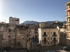 Decoración personalizada, muebles diferentes, escritorio y cunas 