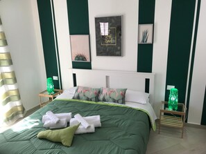 Individually decorated, individually furnished, desk, cots/infant beds - centruMassimo (Palermo)