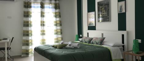 Grand Triple Room, Balcony | Individually decorated, individually furnished, desk, cribs/infant beds