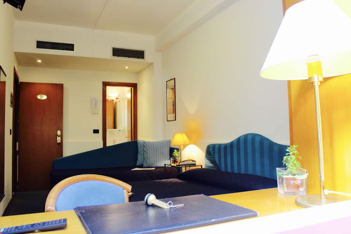 Standaard kamer, balkon | Een kluis op de kamer, een bureau, gratis wifi, beddengoed